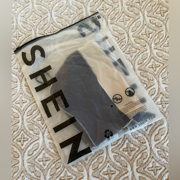 One Shoulder Colorblock Crop Top - Picture 11 of 12